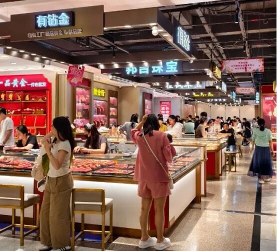 金价大跌，实探深圳水贝：回收价已跌到900元/克！商家：1200的时候很多人卖，有人一下就卖了3公斤，最近很少有人卖